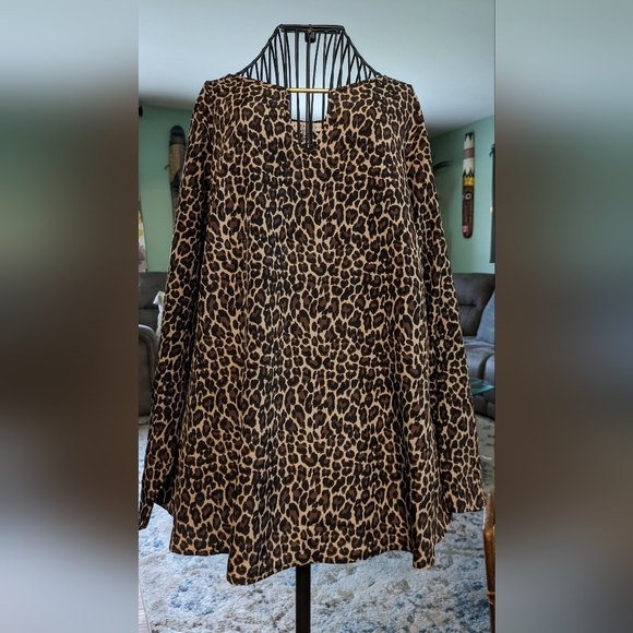 Larry Levine.Animal Print Blouse - Picture 2 of 3